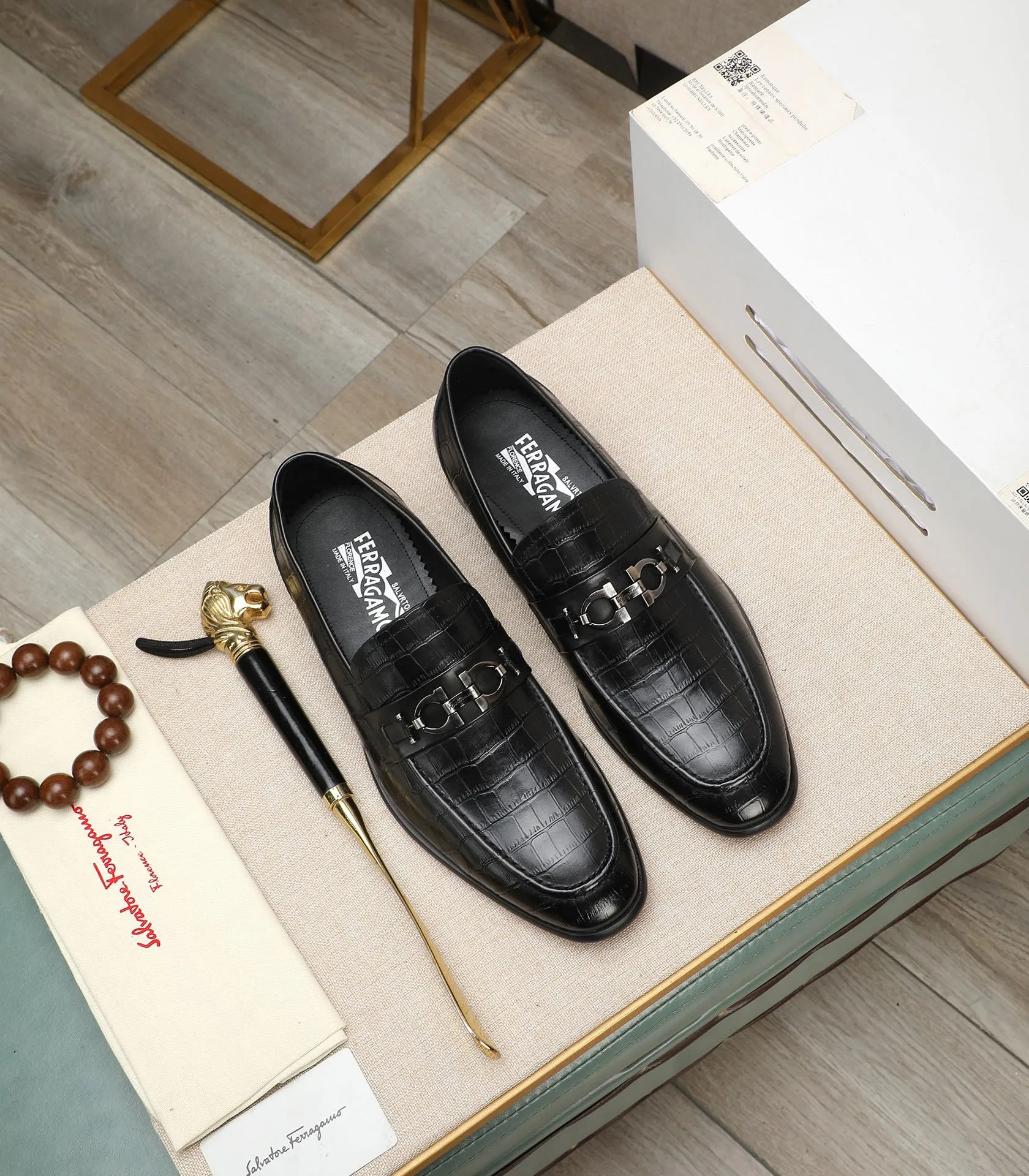 Men's shoes 💰540📛📛(water-dyed cowhide) Salvatore Ferragamo high-end (Salvatore Ferragamo) is the world's top luxury footwear brand. It comes from the fashion kingdom of Italy and is famous all over the world for its traditional handmade design and novel styles...🚶🏻🚶🏻New suit shoes are available simultaneously at the counter. This model is purely handmade. The fabric is imported from Italy's original first-layer cowhide. Soft water-dyed cowhide lining. Original authentic outsole🌀🌀Size: 38➖44 (45 customized)